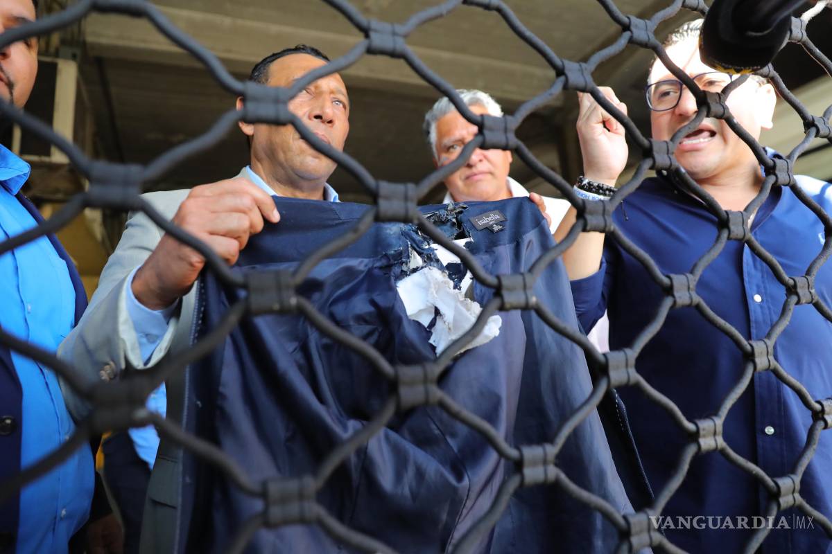 $!El explosivo le causó lesiones en la espalda y la cabeza a la diputada Gladys Aurora López, quien cayó al piso y luego fue llevada en un vehículo a un hospital de la capital hondureña.