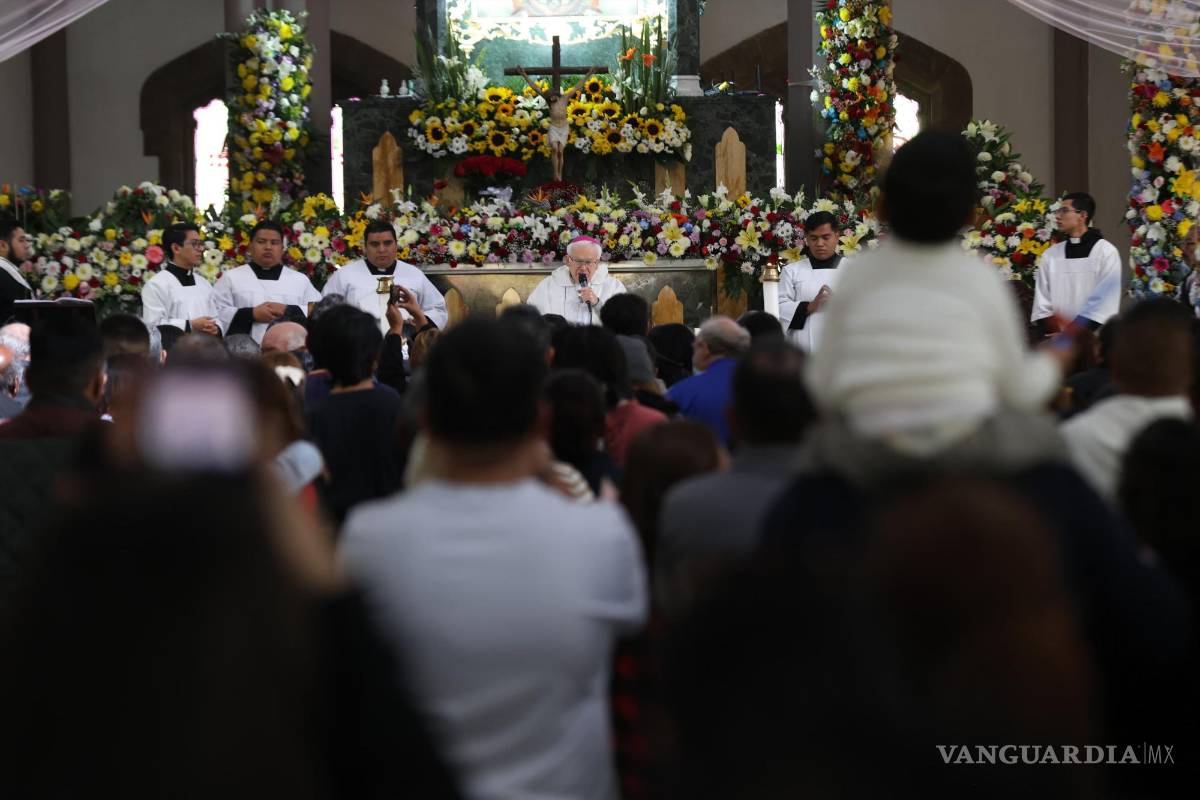 $!El Santuario de Guadalupe lució lleno de fieles que, entre rezos y cánticos, celebraron a la Virgen Morena en un ambiente de devoción y recogimiento.