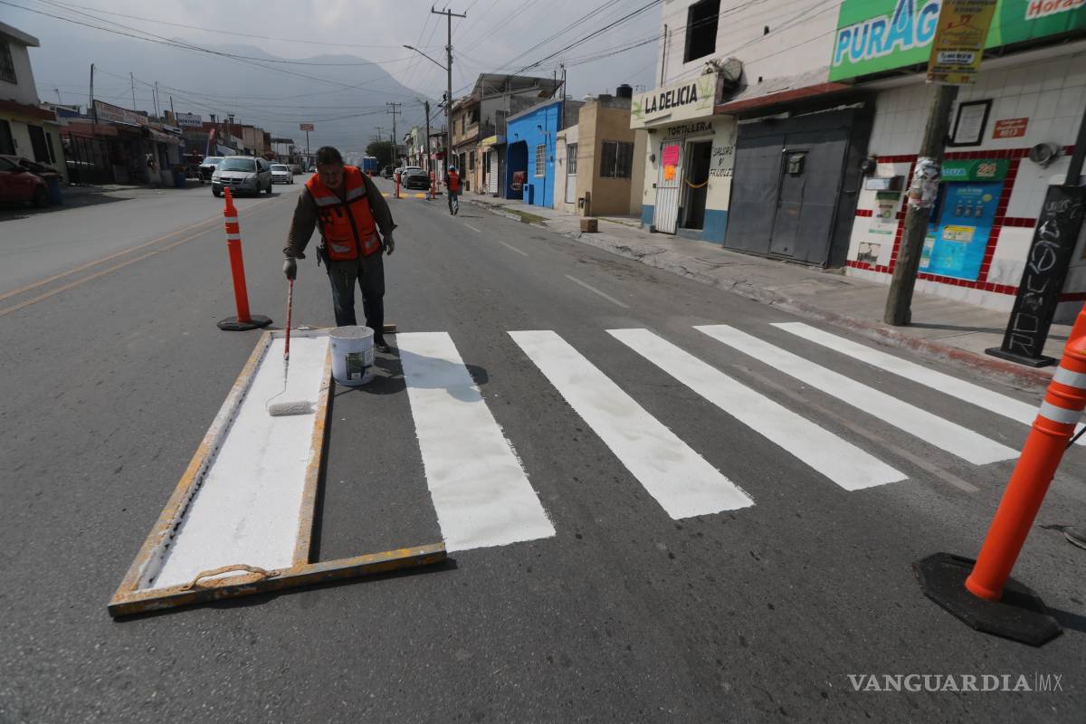 $!Brigadas municipales refuerzan la seguridad vial en la colonia Las Teresitas al pintar líneas en el bulevar principal.