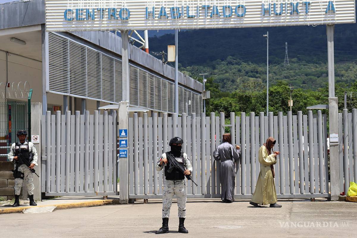 $!Migrantes de origen judío hacen presencia en el Centro Habilitado Huixtla para exigir la liberación de integrantes de su comunidad en Tapachula.