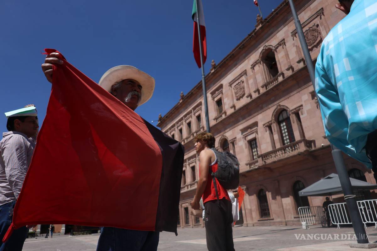 $!Integrantes del SUTUAAAN marcharon este viernes desde la Alameda hasta el Palacio de Gobierno en Saltillo.