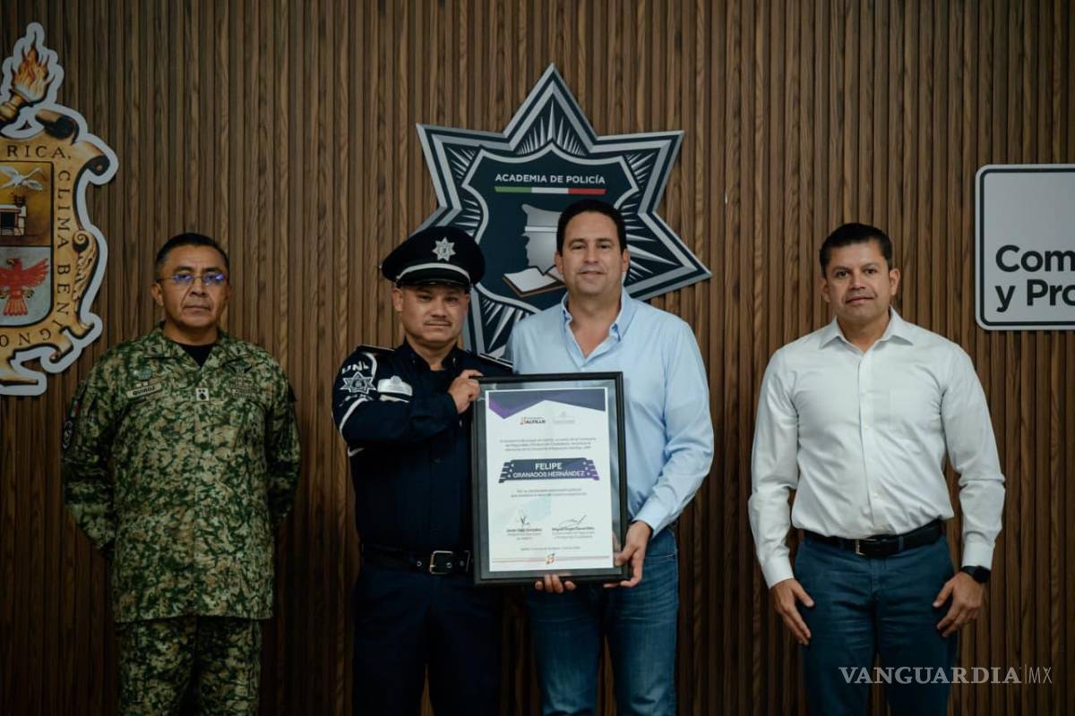$!El alcalde reconoció a cuatro integrantes de la corporación policial por acciones destacadas en apoyo a la ciudadanía y por su trayectoria de servicio.