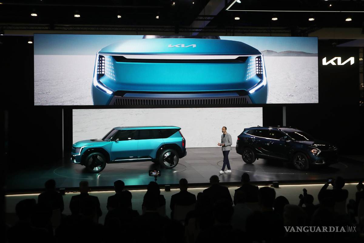 $!El KIA EV9 (L) y EV6 se revelan en Automobility LA en Los Ángeles, California. EFE/EPA/David Swanson