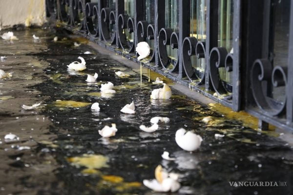 Avientan huevos al Palacio municipal de Cuernavaca