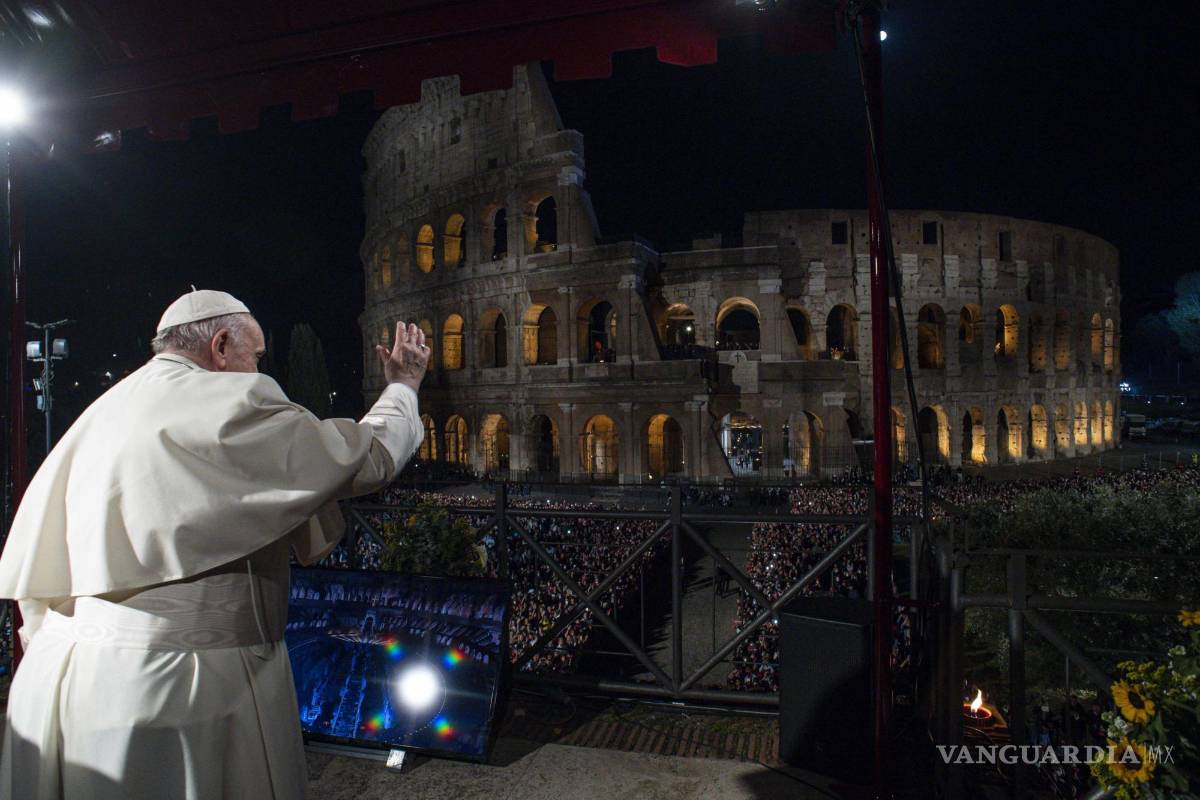 $!El Papa Francisco preside la procesión de antorchas del Vía Crucis (Camino de la Cruz) el Viernes Santo frente al antiguo Coliseo en Roma, Italia.