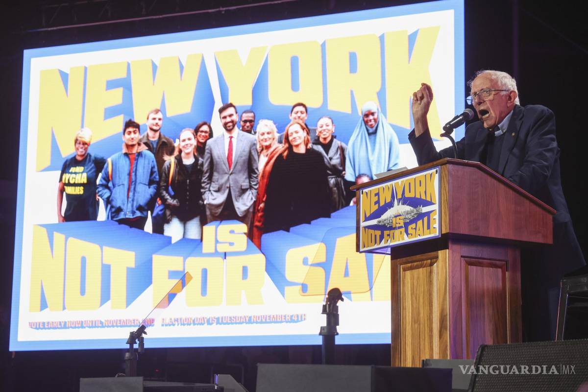 $!El senador Bernie Sanders da un discurso durante el mitin «Nueva York no está en venta» en el estadio Forest Hills, en el distrito de Queens, Nueva York.