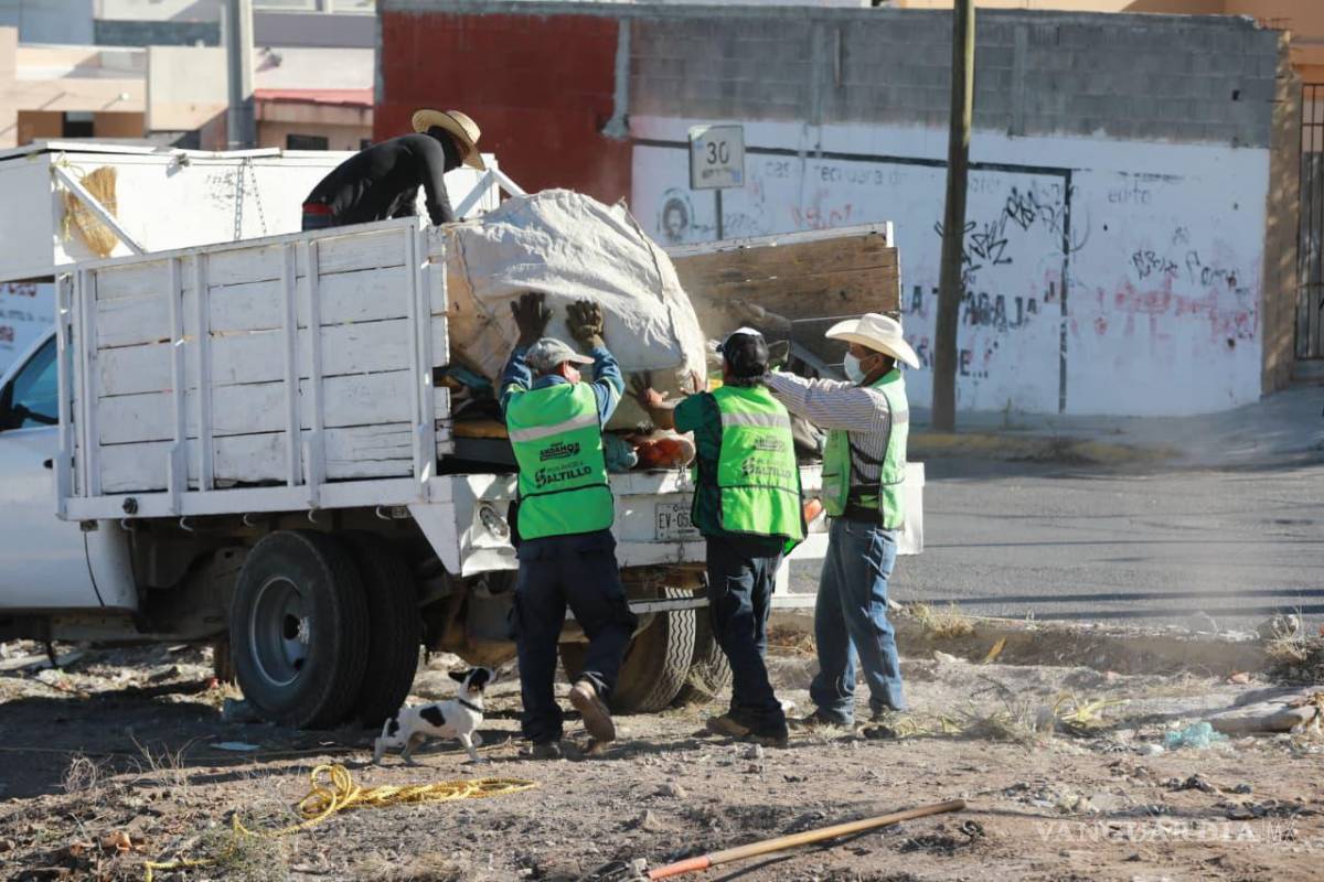 $!Personal municipal llamó a vecinos a evitar tirar basura y escombro en los arroyos.