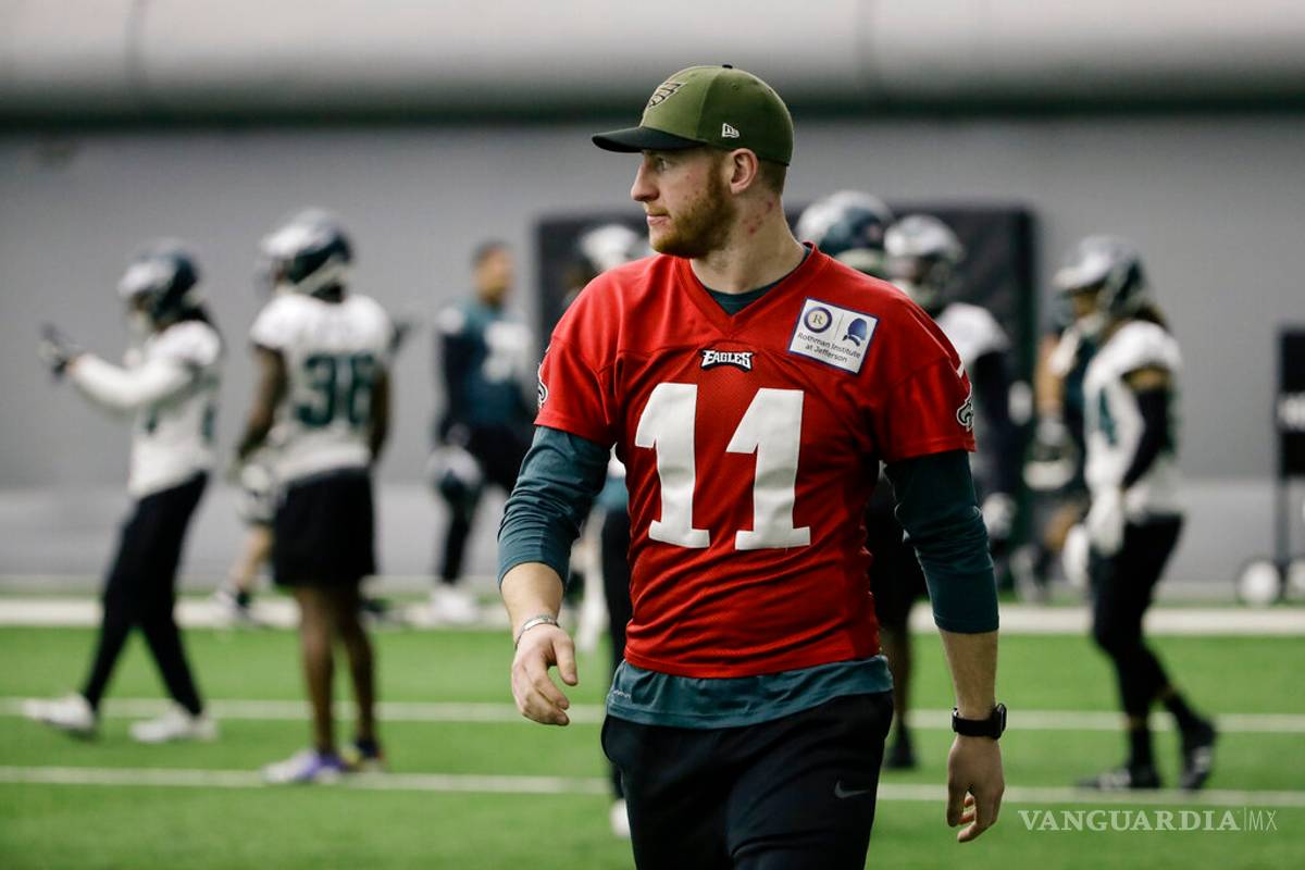 Compañeros de Carson Wentz lo tachan de egoísta y problemático