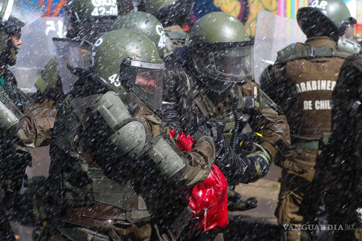 Reprimen a estudiantes con gases lacrimógenos y camiones con mangueras de agua en Chile