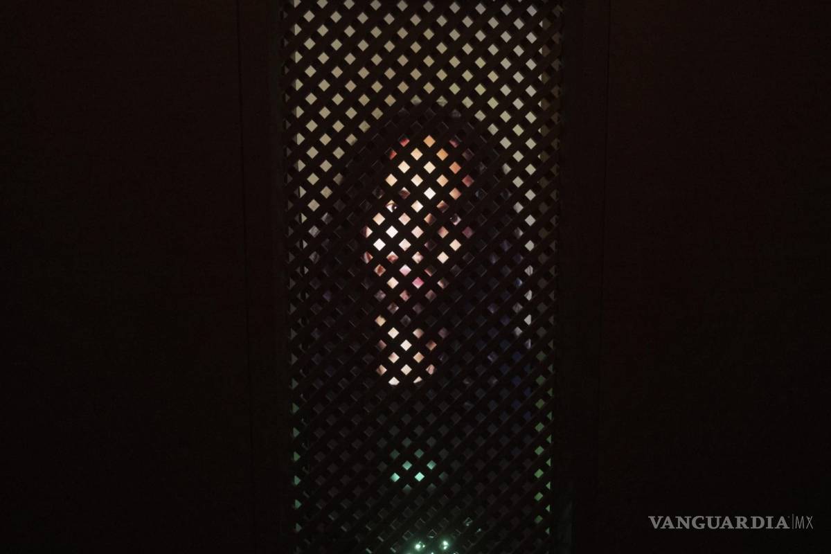 $!Una instalación de arte experimental con un Jesús de AI titulada “Deus in Machina”, montada en un confesionario en la Capilla de San Pedro, en Lucerna.