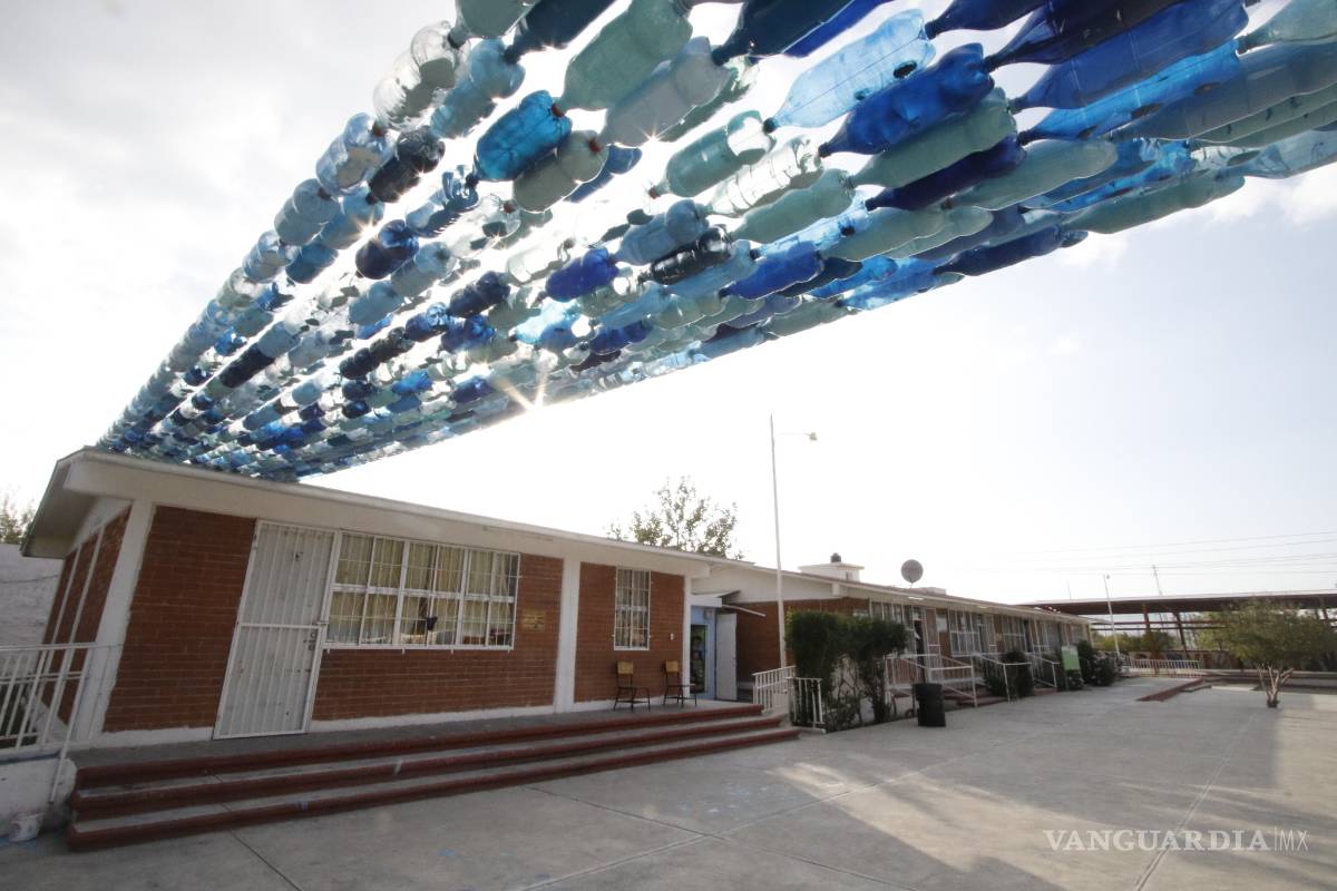 Avala Sedu colocación de techos de PET en escuelas