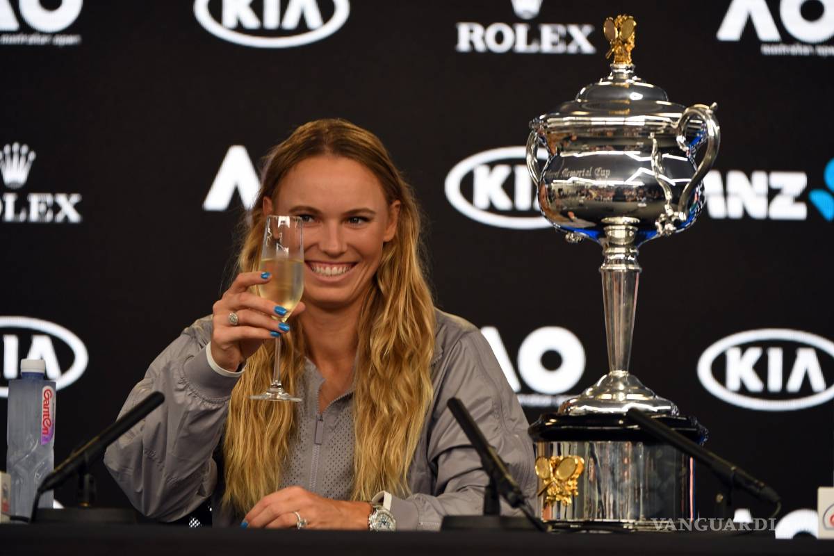 $!"Déjenme que abrace el trofeo, he soñado mucho con esto”, dice Wozniacki