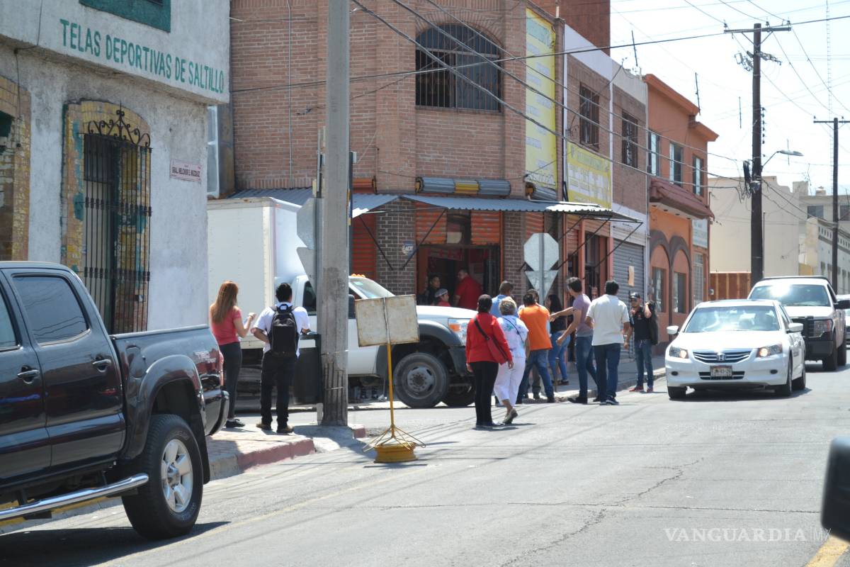 $!Reclama golpe a camión …y lo tunden entre tres
