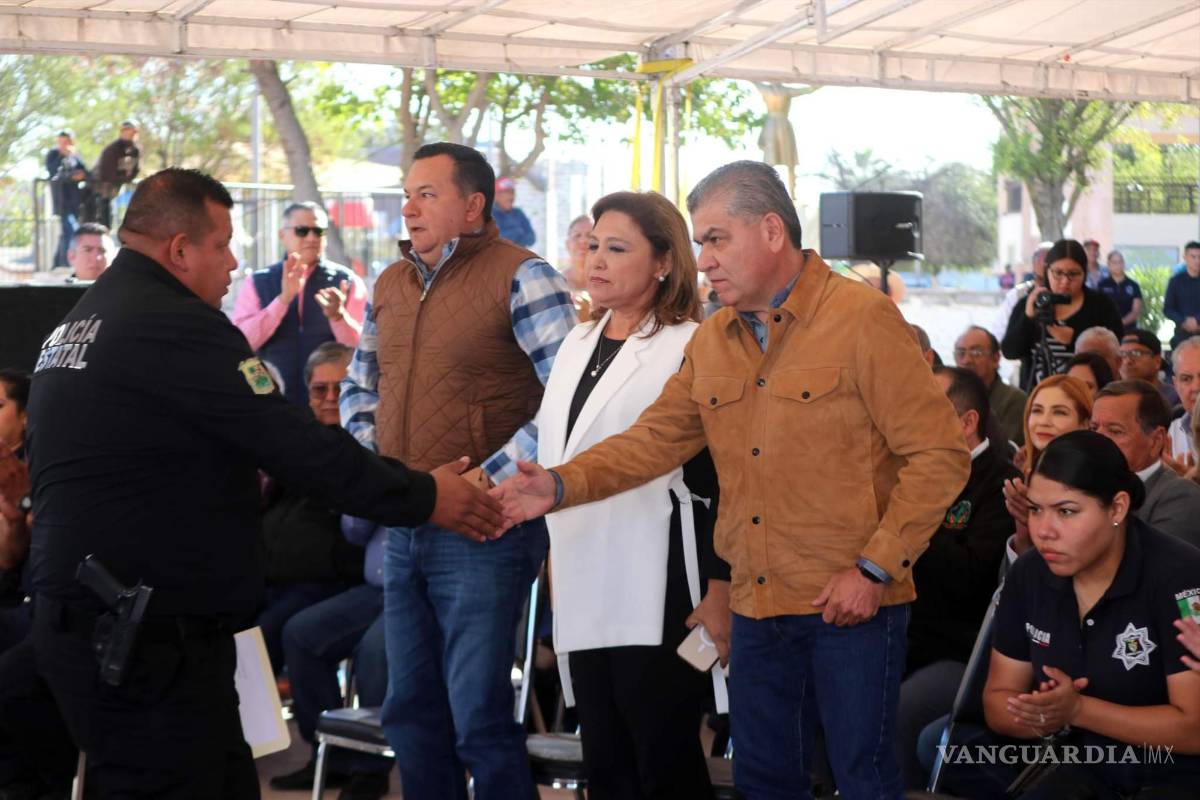 $!Miguel Ángel Riquelme Solís entregó 4 patrullas, dos camionetas Ram y 2 unidades versa equipadas.