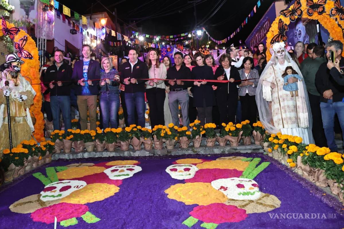 $!Autoridades municipales, estatales, gente del barrio de Santa Anita y miembros de la Universidad Carolina, inauguraron el altar.