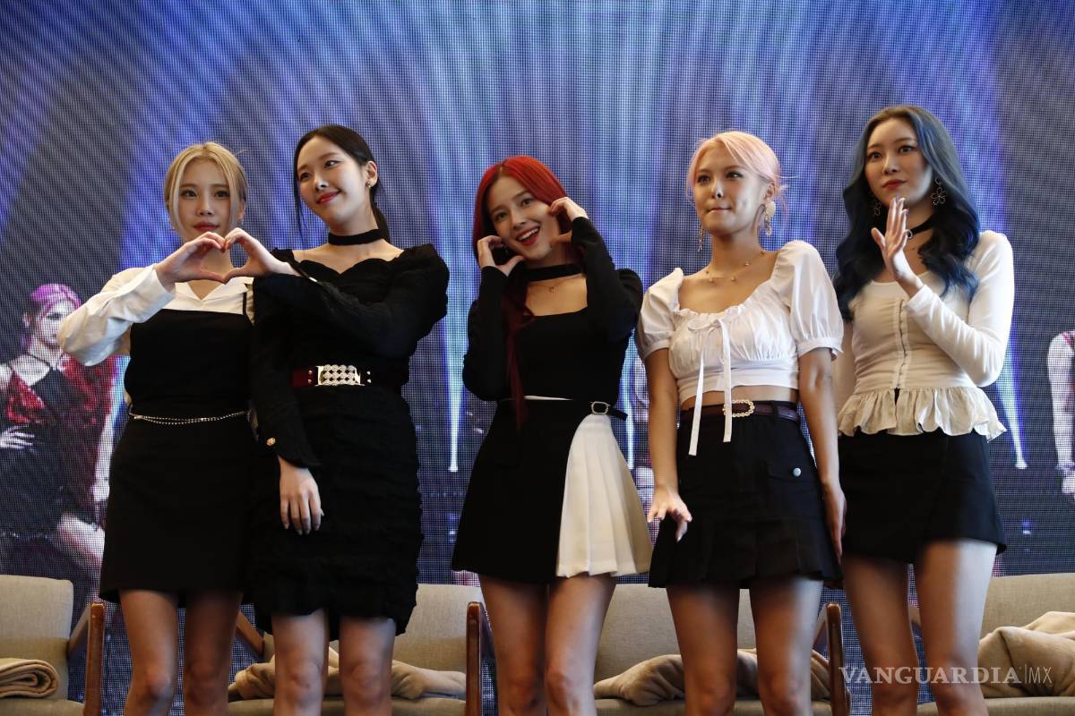 $!Las integrantes de la agrupación surcoreana de K-pop Momoland durante una rueda de prensa en Ciudad de México. EFE/José Méndez