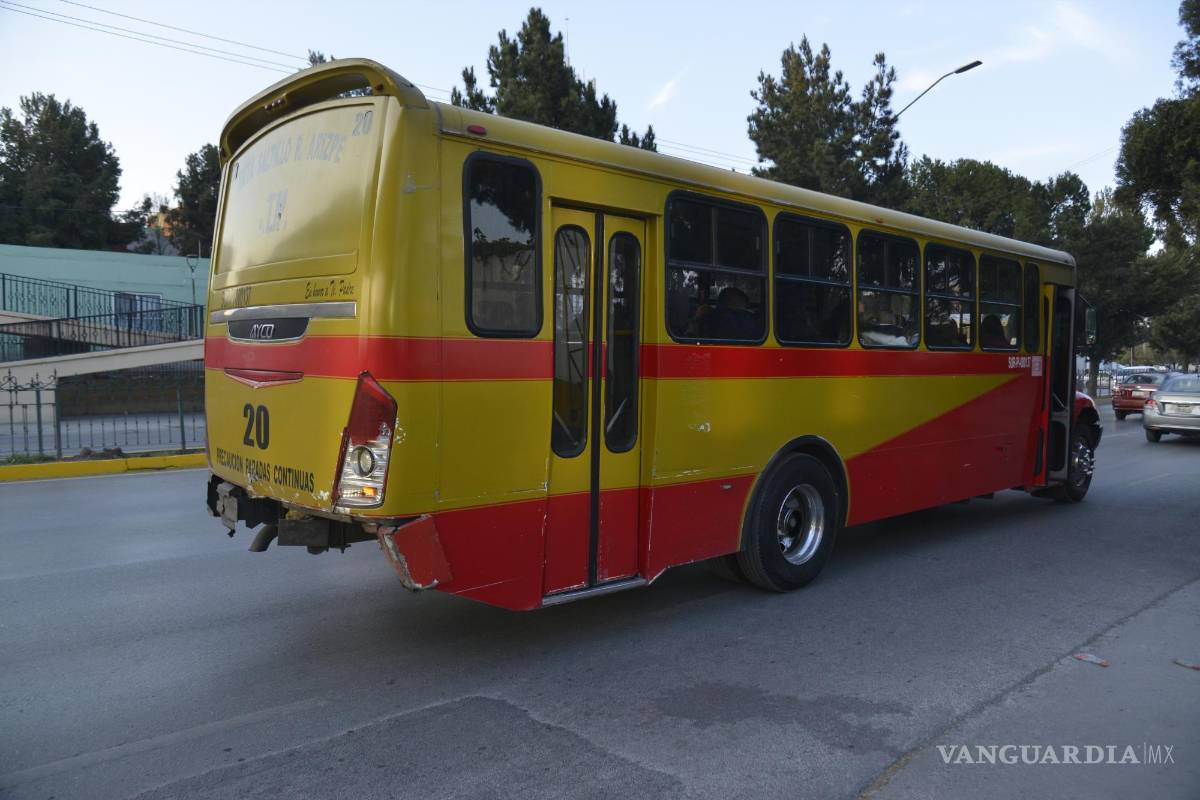 $!Además de las complicaciones que denuncian usuarios con el retraso de la ruta, también señalaron que los choferes no están respetando la tarifa de estudiantes.
