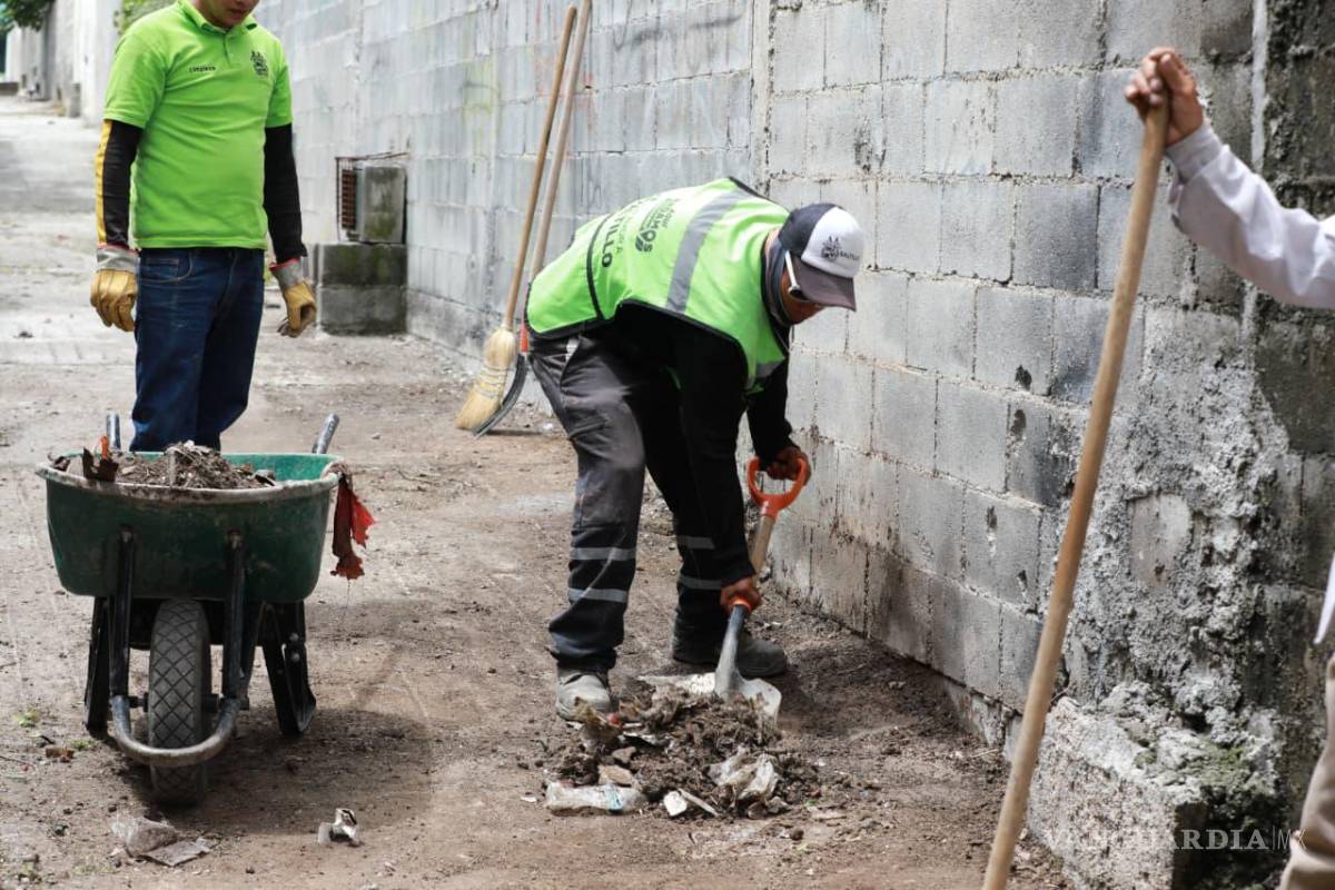 $!Cuadrillas municipales intervienen distintos puntos de Saltillo con acciones permanentes de limpieza y rehabilitación urbana.