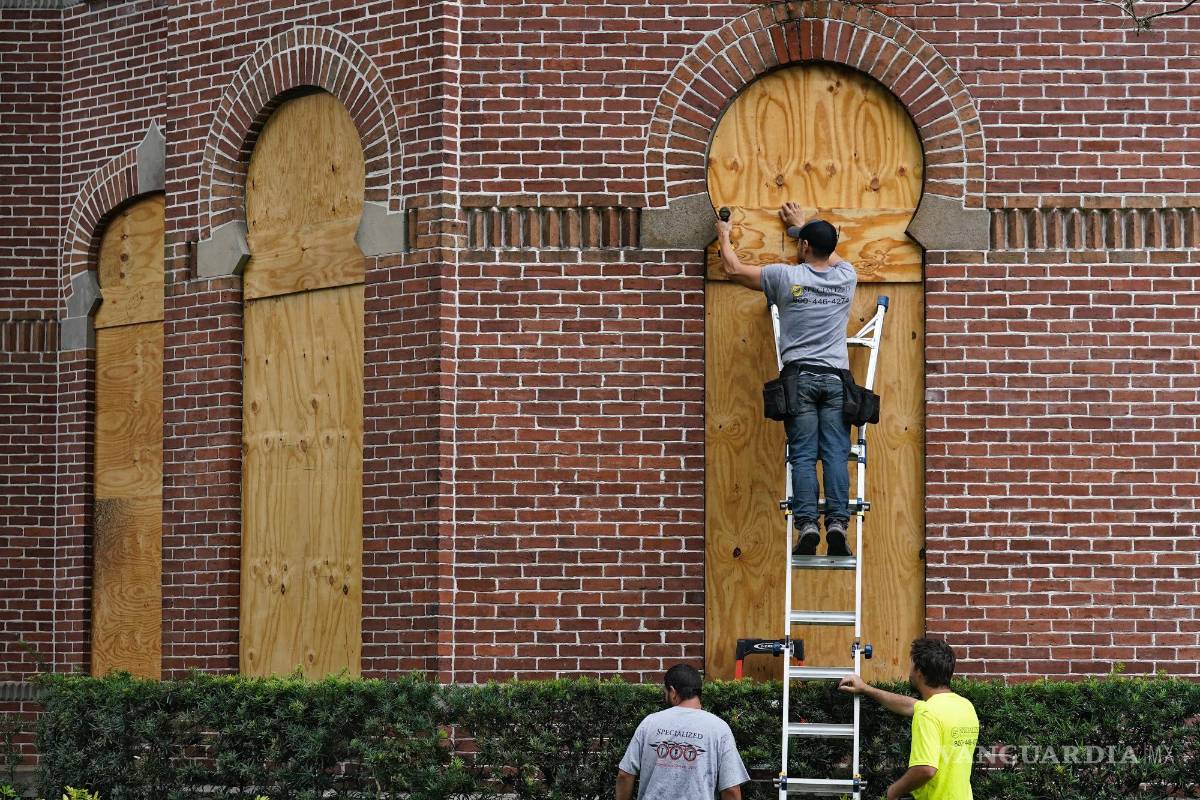 $!Trabajadores de Specialized Performance Delivered 24:7 tapan las ventanas del histórico Henry B. Plant Hall en el campus de la Universidad de Tampa, Florida.