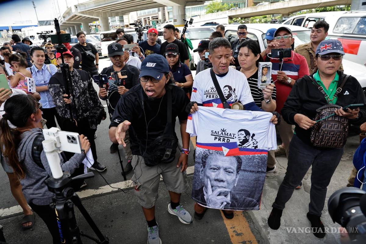 $!Partidarios del expresidente filipino Rodrigo Duterte se manifiestan frente al campamento de la Fuerza Aérea de la base aérea de Villamor.