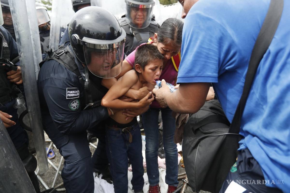 Caos y heridos, caravana migrante rompe cerco y cruza frontera con México (Fotogalería)