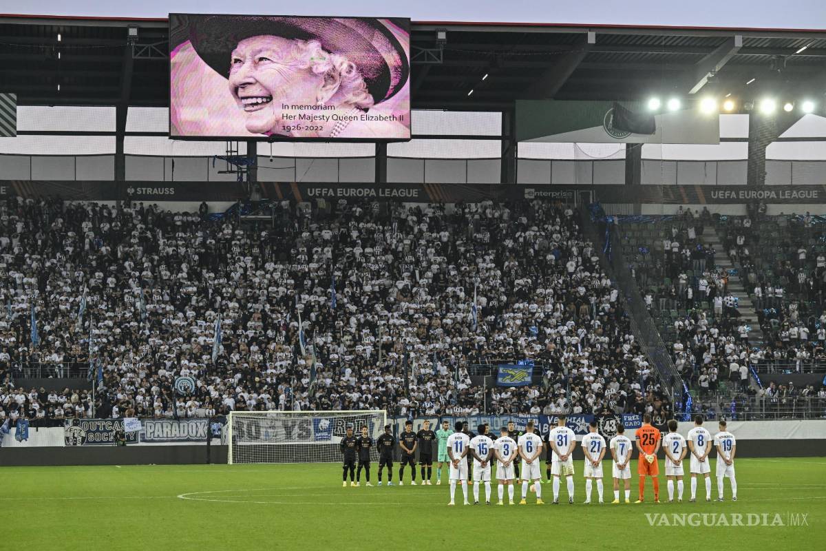 $!Minuto de silencio tras el fallecimiento de la reina Isabel II durante el partido de la Liga Europea entre el FC Zurich y el Arsenal , el 8 de septiembre de 2022.