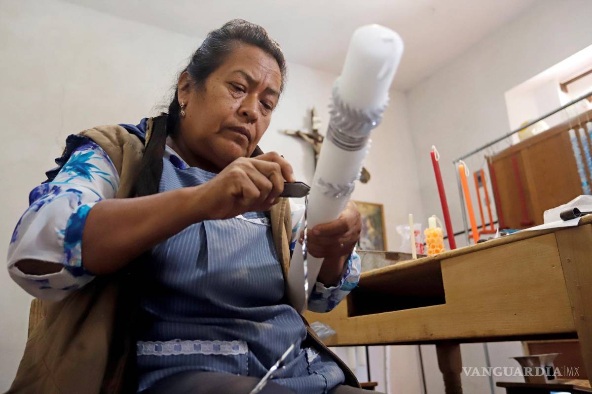 Velas escamadas iluminan el camino de las almas en los altares del Día de Muertos en México