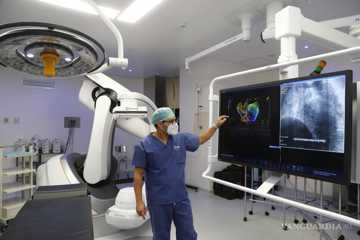 $!Un médico muestra el funcionamiento de un quirófano híbrido del Hospital Puerta de Hierro en la ciudad de Zapopan, estado de Jalisco (México).