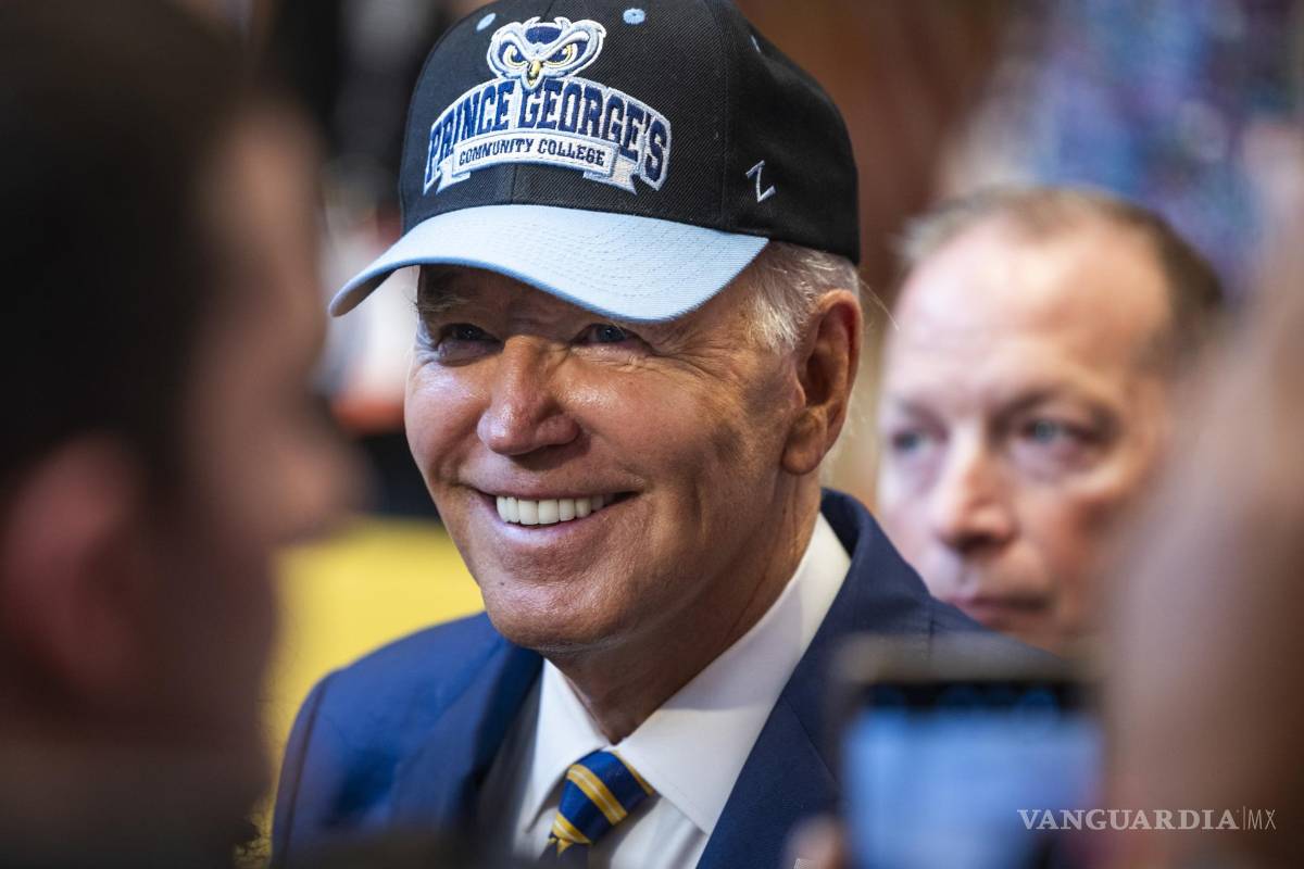 $!Joe Biden, saluda a sus partidarios después de promocionar los esfuerzos económicos de su administración, a los que se refiere como “Bidenomía”.