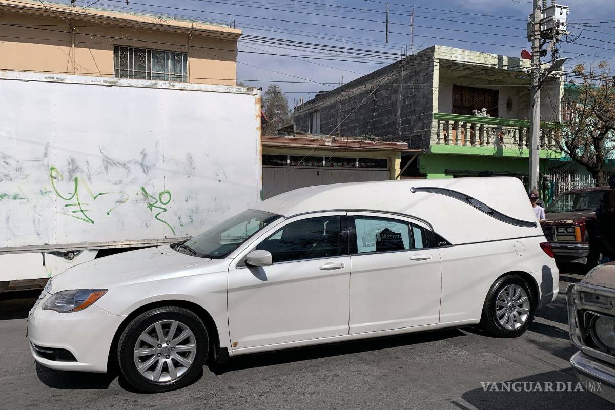 $!Luego de la celebración religiosa, el cortejo fúnebre concluyó en un panteón del norte de Saltillo.