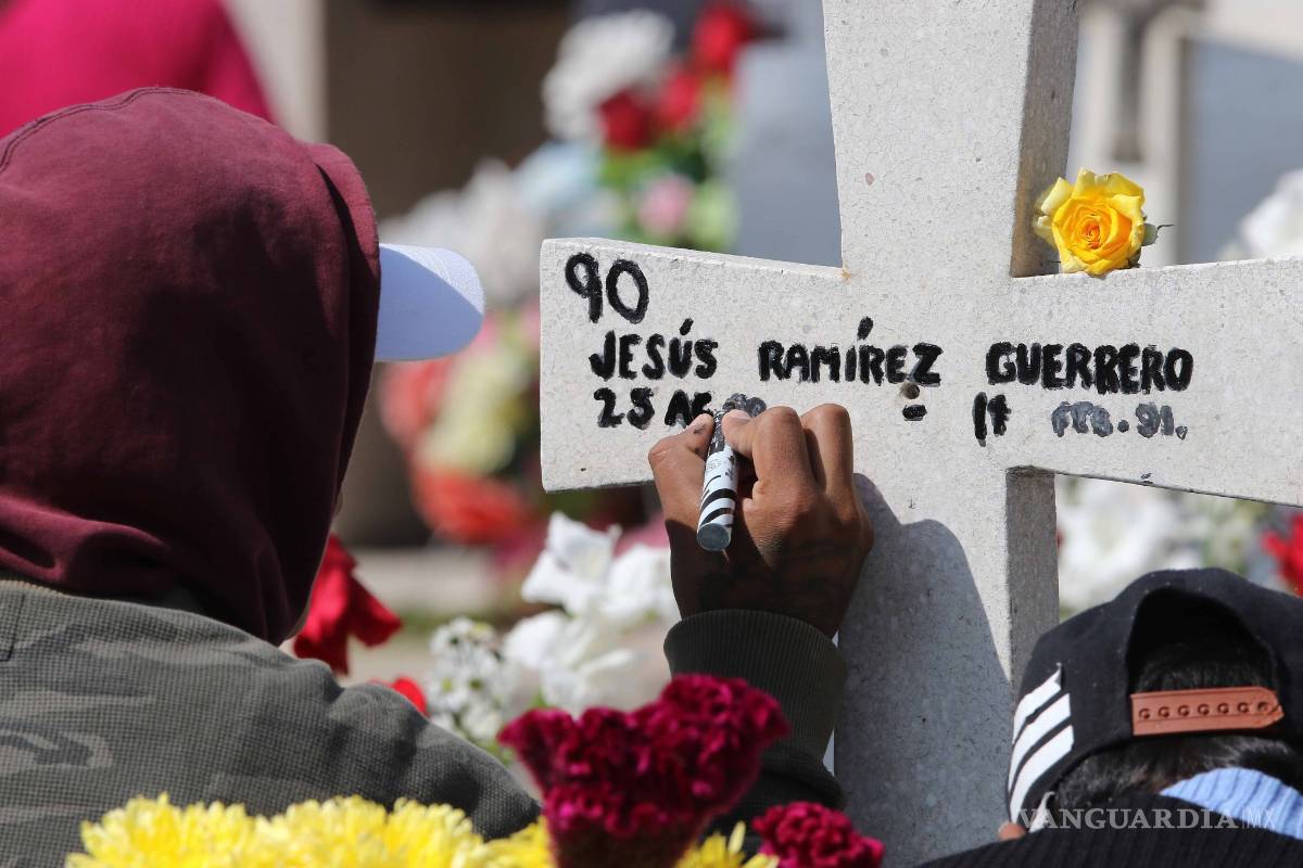 $!En el Día de Muertos, ellos no olvidan ni dejan solos a sus seres queridos [FOTOS]