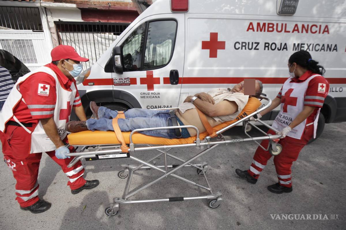 Saltillo: adulto mayor cae y se lesiona; familiares acusan desatención en línea 911