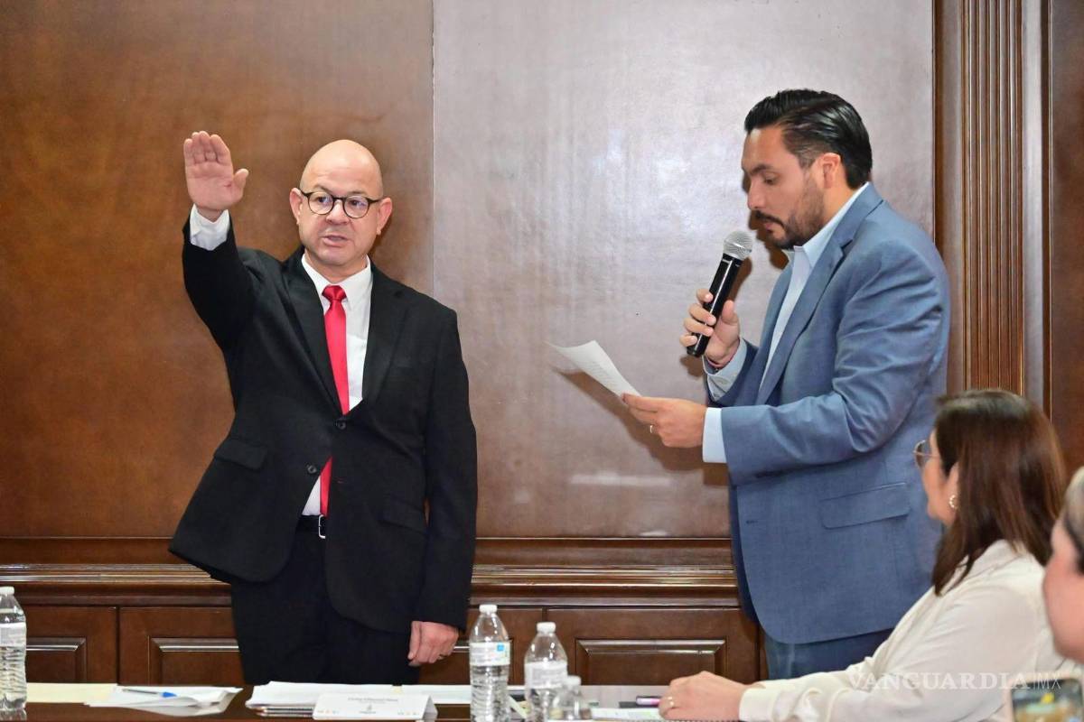 $!Jesús Alfredo Oyervides Valdés asumió la Dirección Jurídica municipal, tras la designación aprobada por el Cabildo.