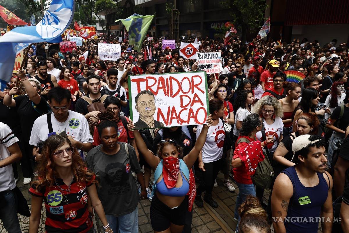 $!Los jóvenes ocuparon varias calles del centro de Río de Janeiro motivados por la victoria del candidato de extrema derecha, Flávio Bolsonaro.