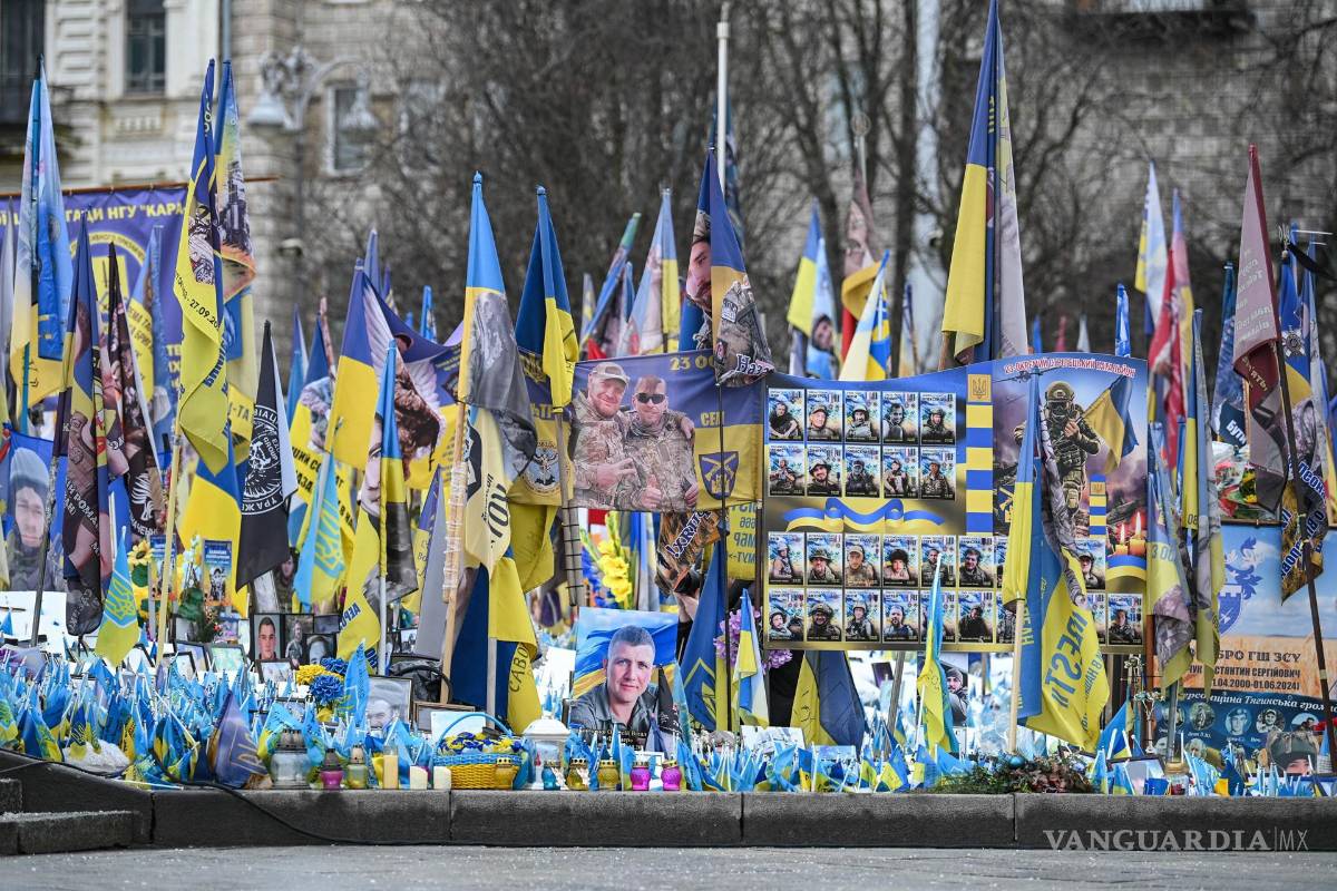 $!Retratos y banderas en un monumento conmemorativo a los soldados ucranianos caídos en la Plaza de la Independencia en Kiev, Ucrania.