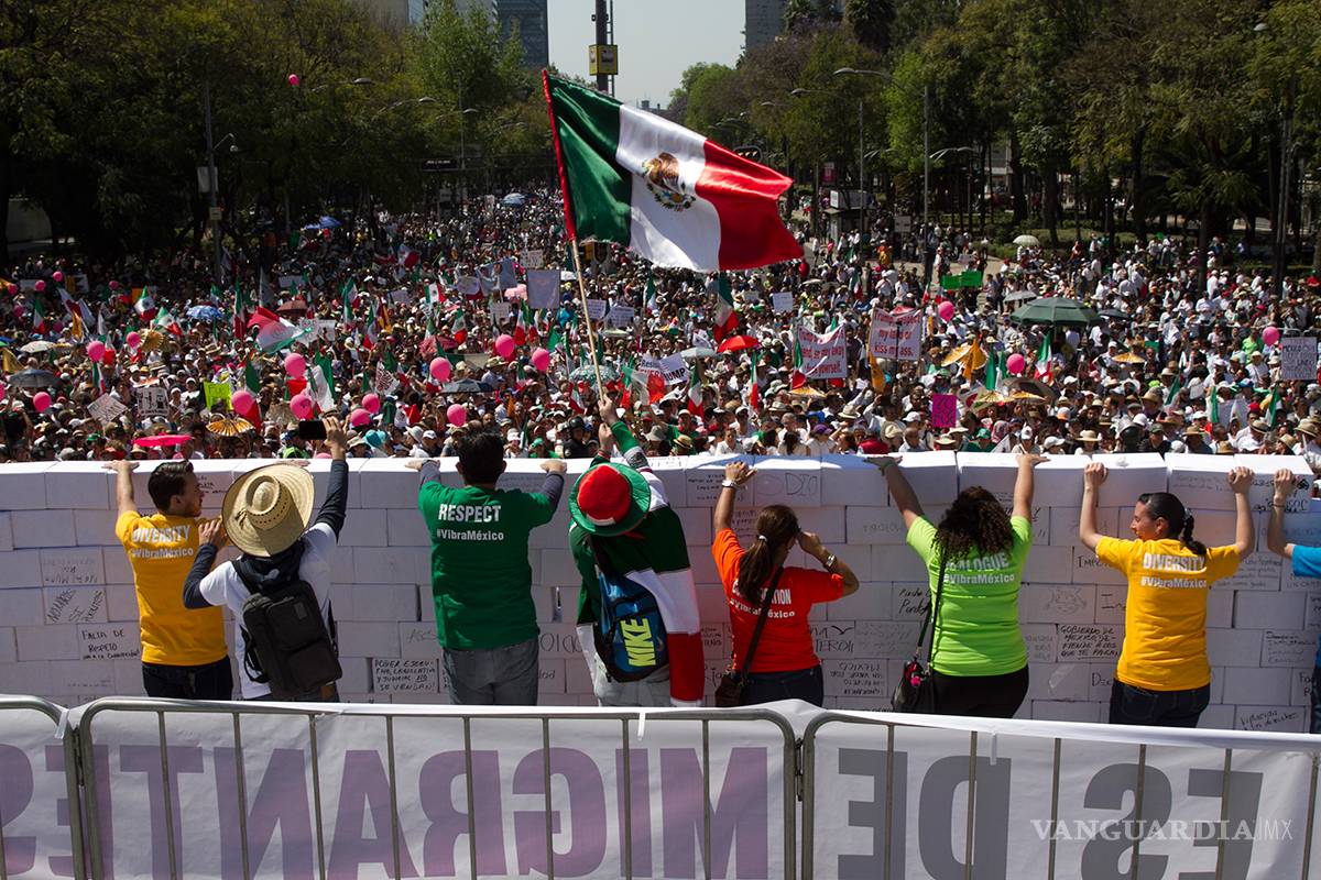 Intelectuales, escritores y artistas marchan contra Donald Trump