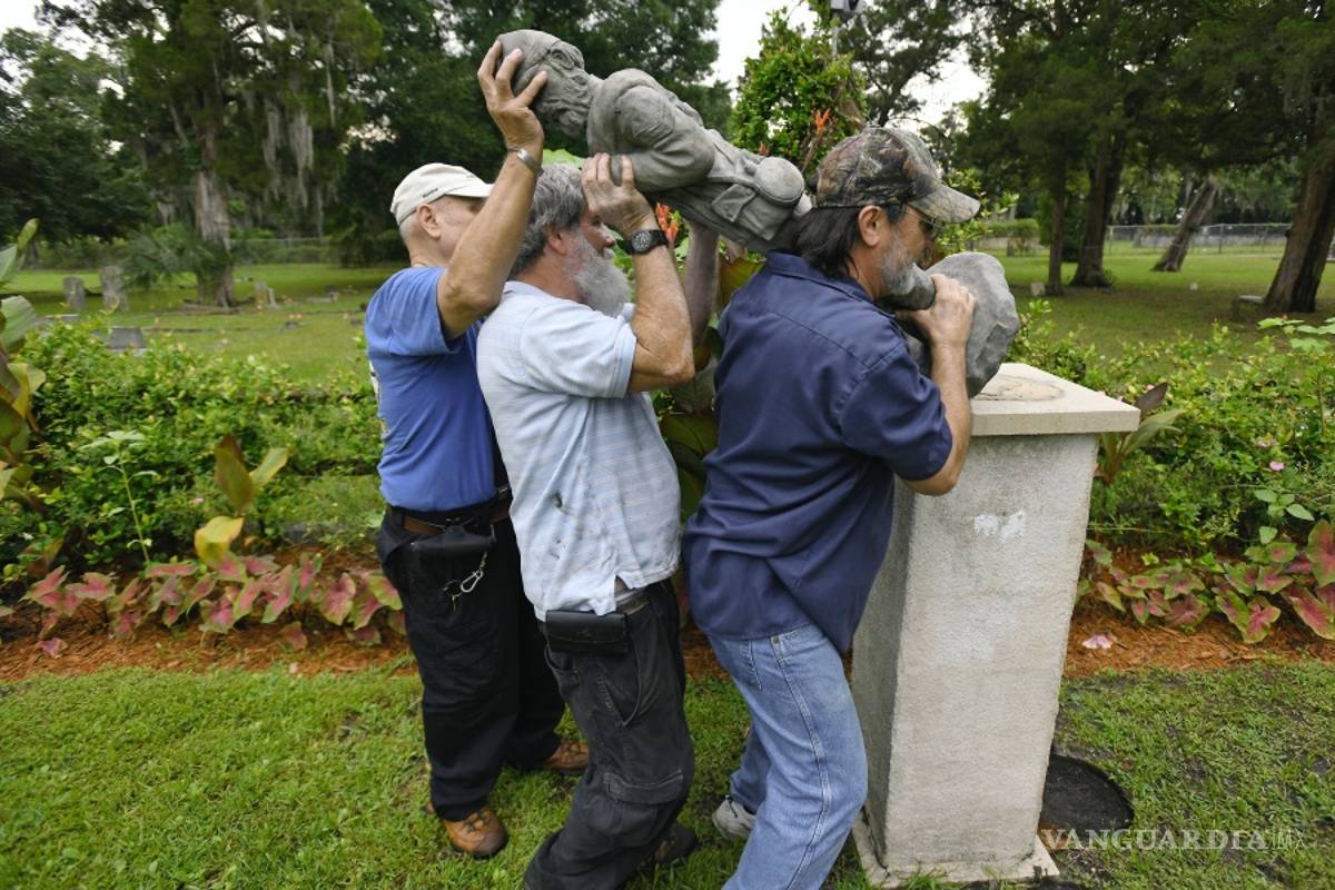 $!Monumentos y estatuas son víctimas de la ira y las protestas antirracistas en todo el mundo (fotos)