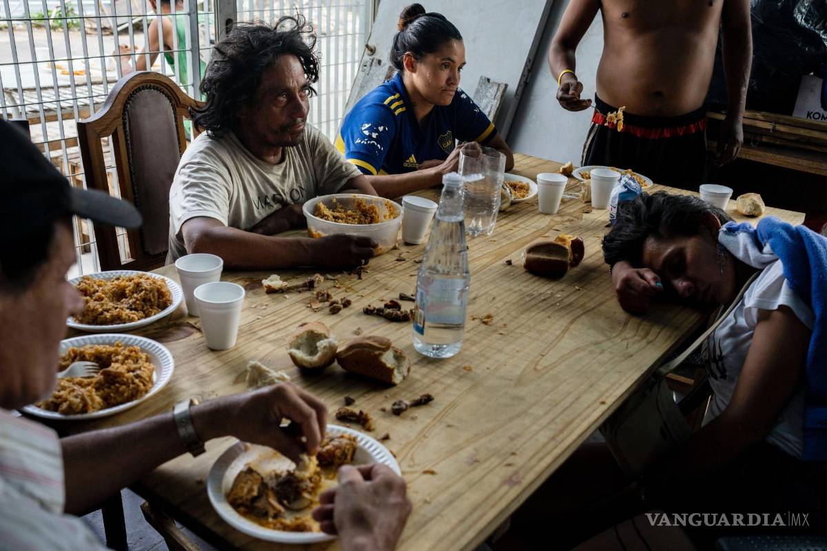 $!Personas almorzando en el comedor social de la Casa Comunitaria del Fondo en el barrio Padre Carlos Múgica de Buenos Aires, Argentina.