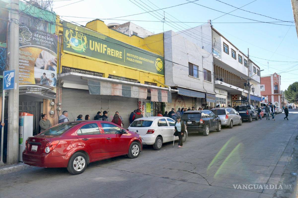 $!La falta de cajeros generó retrasos en los pagos ocasionando largas filas.