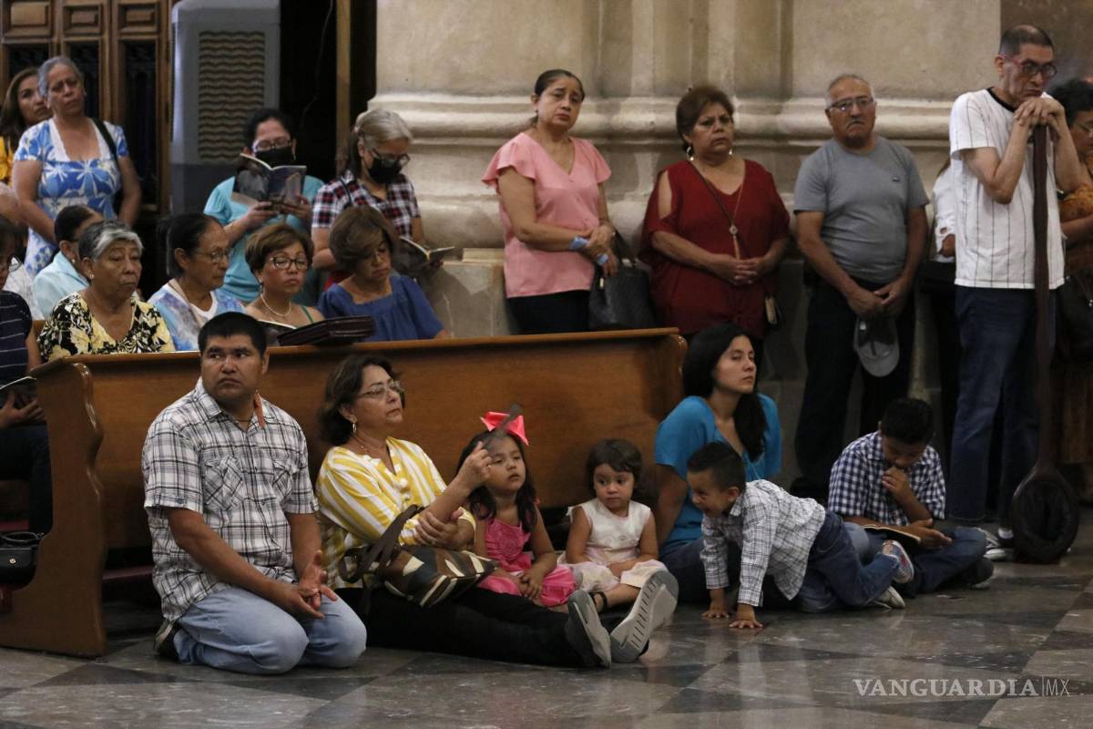 $!Multitudes abarrotan Catedral de Saltillo en novenario del Santo Cristo desde tempranas horas del domingo.