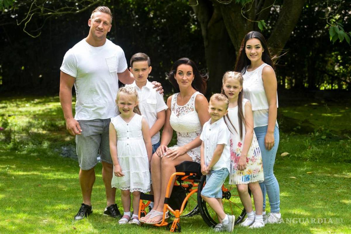 Se enferma, queda en silla de ruedas, su esposo la deja con 4 hijos. Pero ella le da la &quot;vuelta a la tortilla&quot;