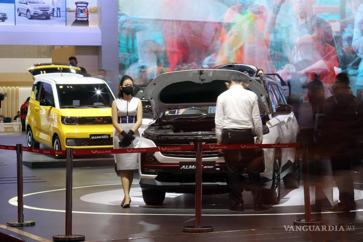 $!Los visitantes inspeccionan el compartimiento del motor de un automóvil eléctrico Wuling Almaz RS durante el Gaikindo Indonesia International Auto Show 2021 en Tanggerang, Banten, Indonesia. EFE/EPA/Bagus Indahono