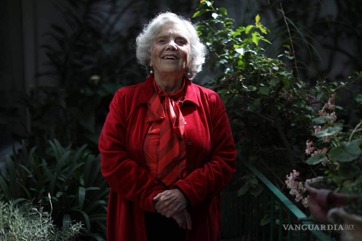 $!La escritora, periodista y activista Elena Poniatowska el 23 de noviembre de 2021, en Ciudad de México. EFE/Sáshenka Gutiérrez
