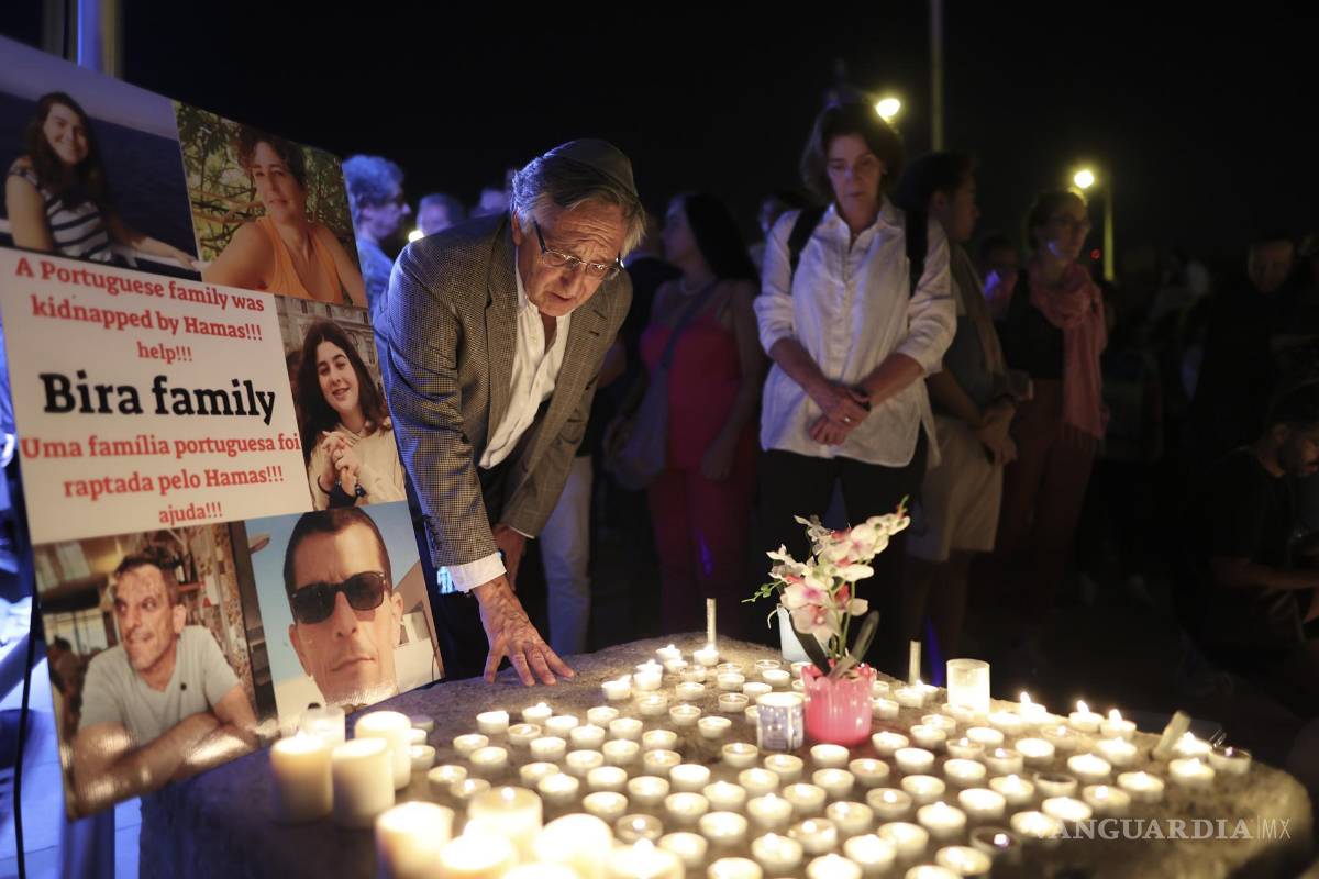 $!La gente enciende velas durante una vigilia por Israel organizada por la Comunidad Judía de Lisboa, Lisboa, Portugal