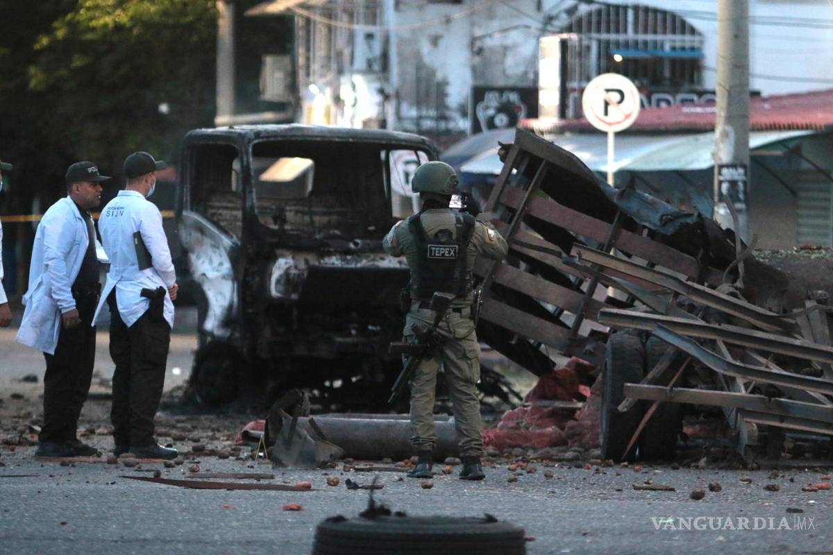 $!AME5020. CÚCUTA (COLOMBIA), 01/08/2026.- Policías inspeccionan el lugar donde ocurrió un atentado terrorista este sábado, en Cúcuta (Colombia). Al menos ocho policías y otras tres personas resultaron heridas por la explosión de un vehículo bomba cerca del comando de la Policía del Departamento de Norte de Santander, en la ciudad colombiana de Cúcuta, fronteriza con Venezuela, que fue seguida de otras detonaciones. EFE/ Mario Caicedo