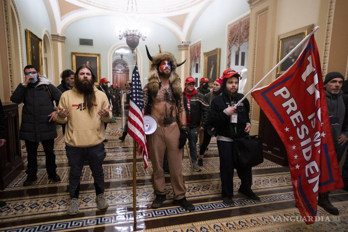 $!Partidarios de Trump, están junto a la puerta de las cámaras del Senado después de que violaron la seguridad del Capitolio. EFE/EPA/Jim Lo Scalzo