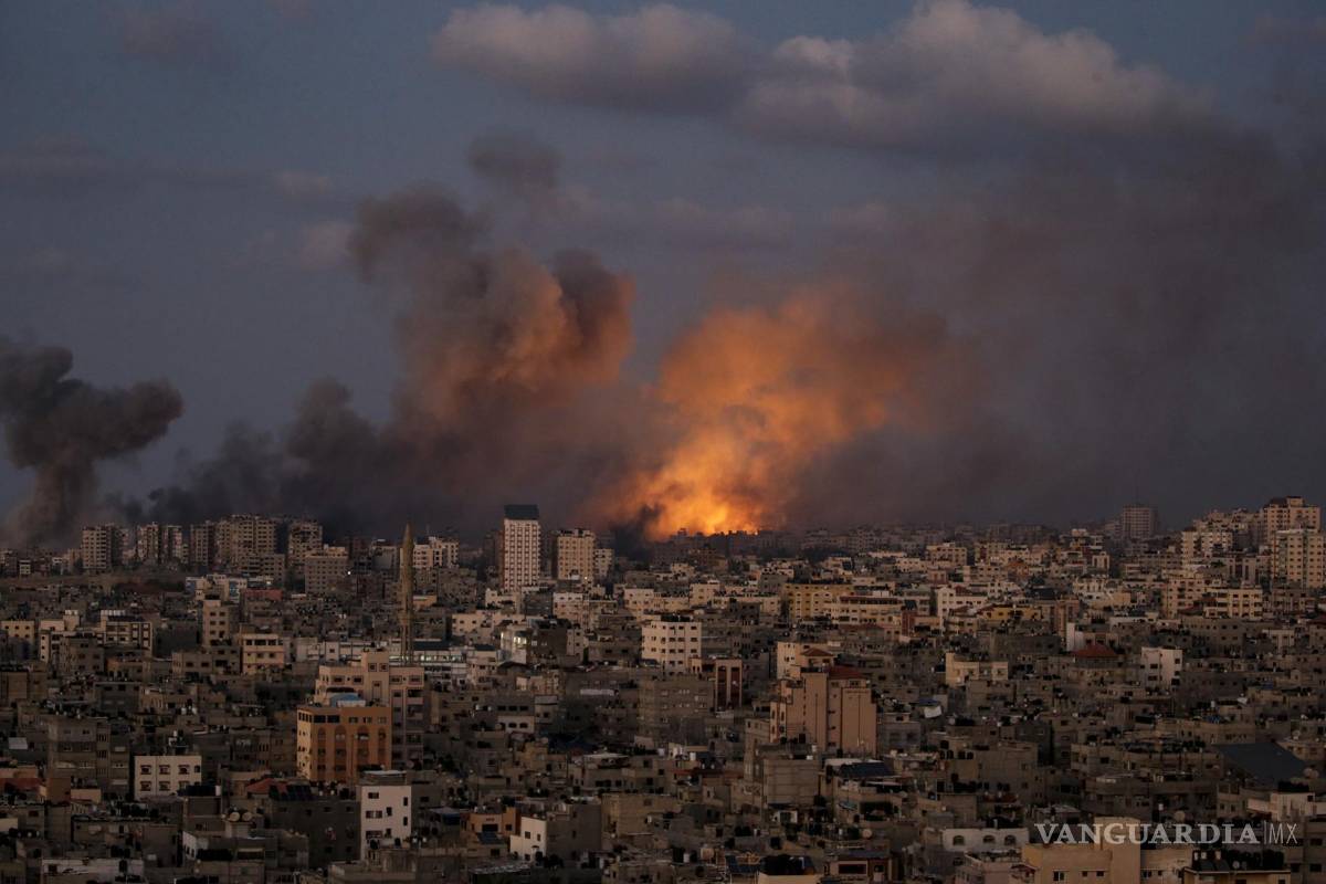$!Ataque aéreo israelí en el norte de la ciudad de Gaza, el 12 de octubre de 2023. Más de 1,400 palestinos han muerto y más de 6,000 han resultado heridos.