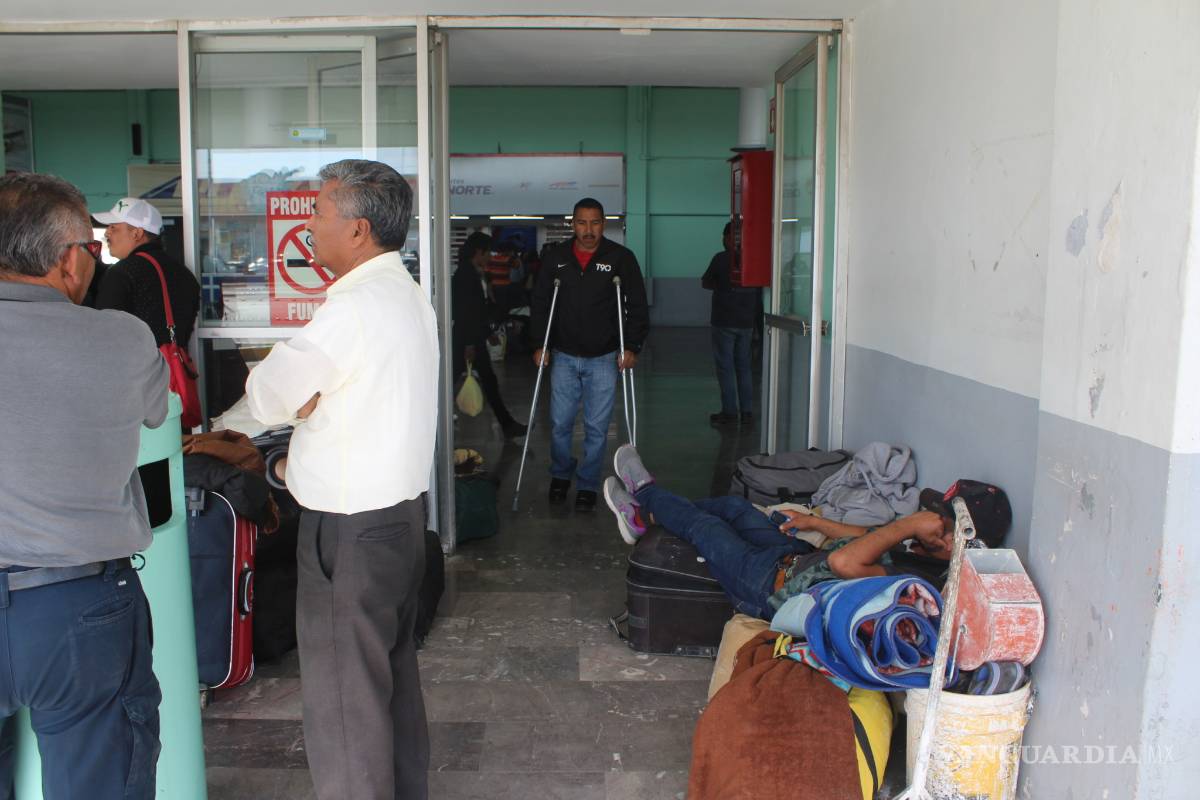 $!Suspenden viajes en centrales de autobuses de La Laguna por bloqueos