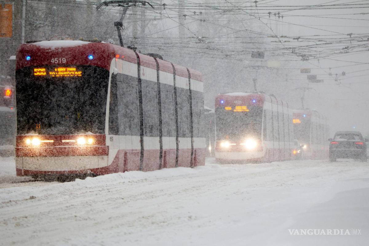 $!Tranvías transitan este domingo, por el centro de Toronto, Canadá.