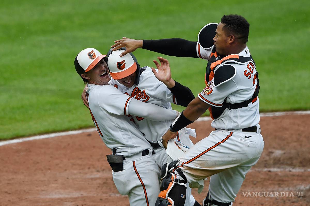 Mexicano Urías anota la carrera de la victoria de Orioles con un elevado de sacrificio en extrainnings
